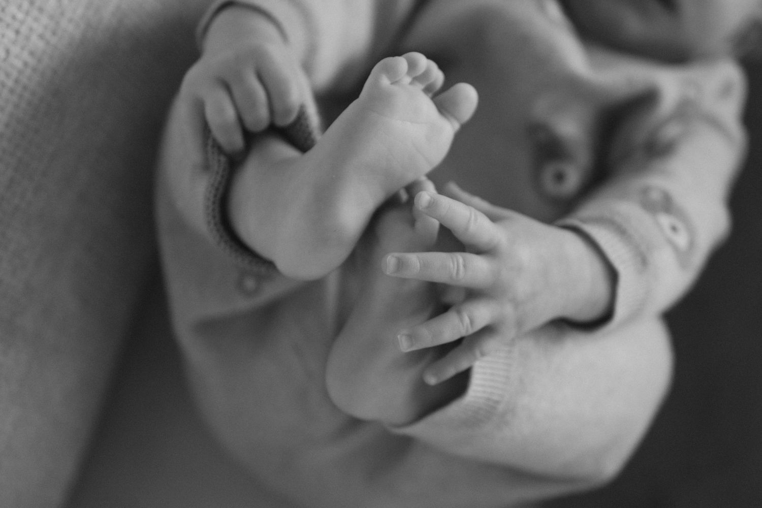 Coromandel peninsula family photography, a relaxed storytelling family in home newborn session