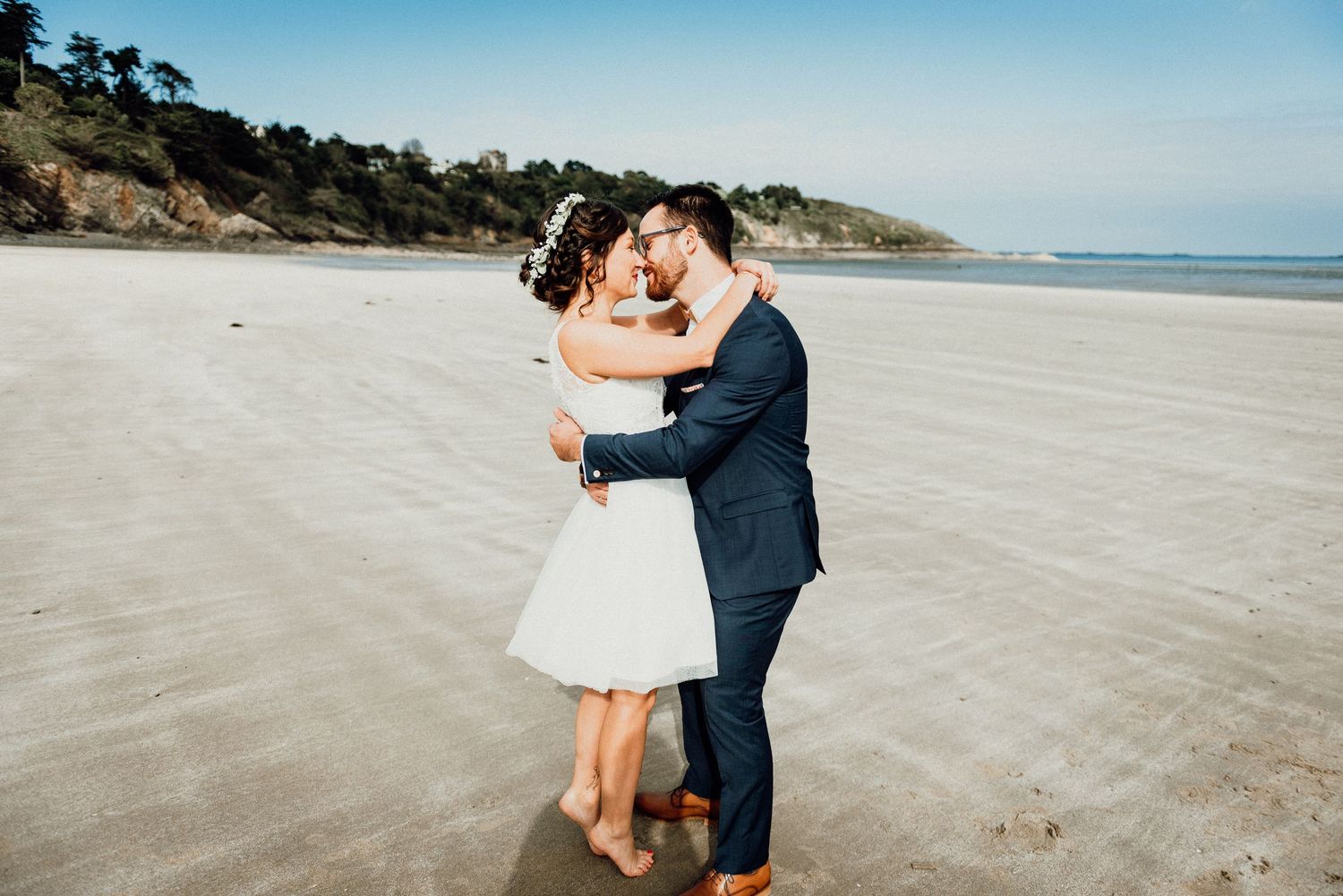 Couple enlacé sur une plage lors d'une séance photo en Bretagne