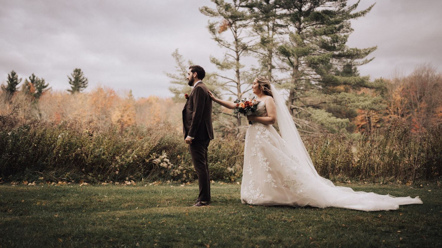 Elopement romantique photographié avec une approche minimaliste et artistique