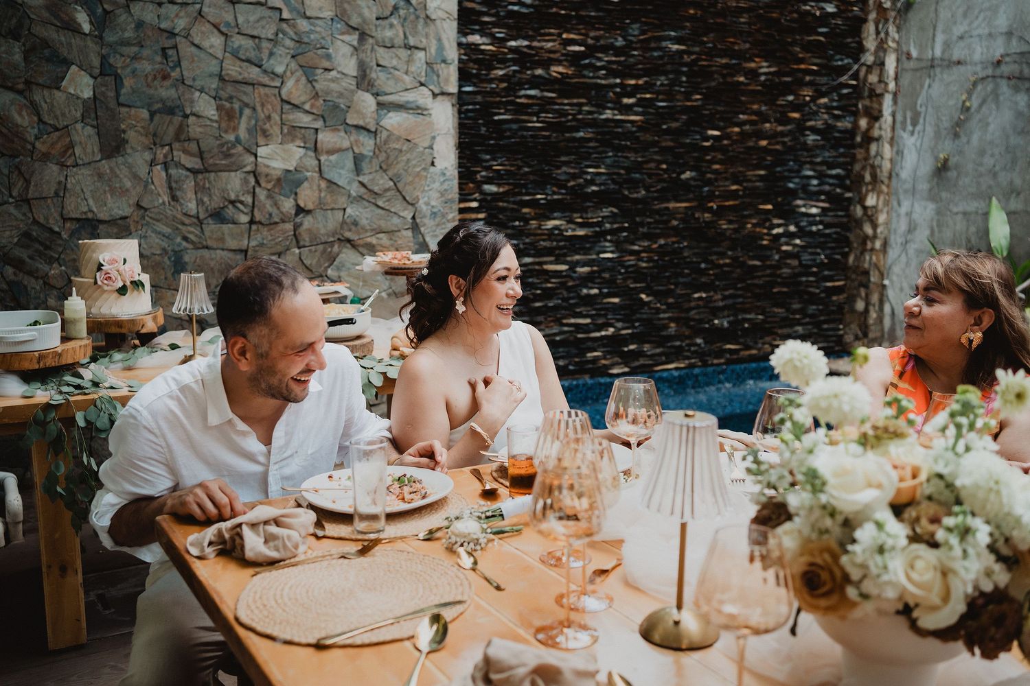 Momentos de alegría y conversación durante la cena de una boda íntima en Mazatlán.