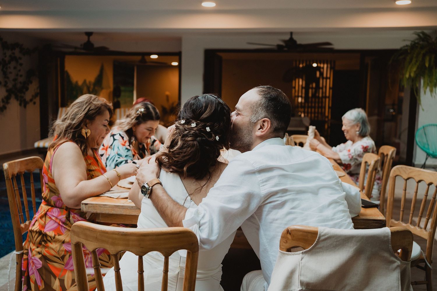 Los recién casados comparten un momento especial durante la cena con su familia.