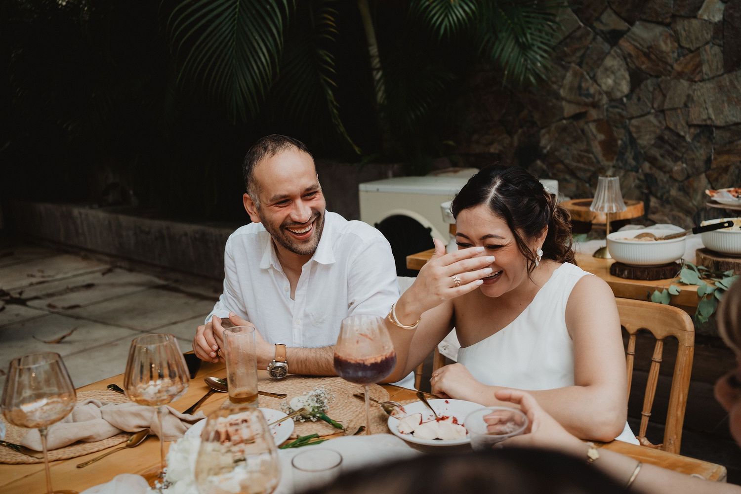 Los novios ríen mientras disfrutan la celebración de su boda íntima en Mazatlán.