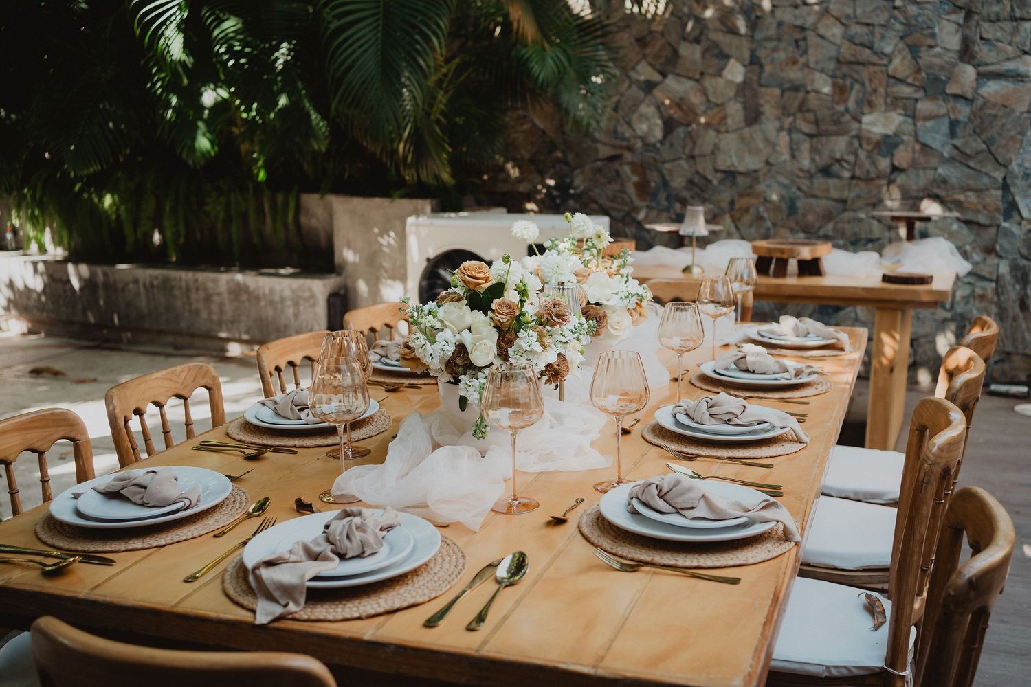Decoración de mesa para una boda íntima en Mazatlán con flores y detalles elegantes.