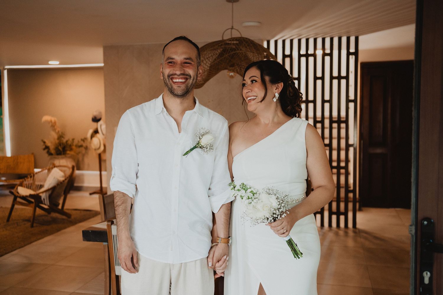 Novios sonrientes antes de comenzar su boda íntima en Mazatlán.