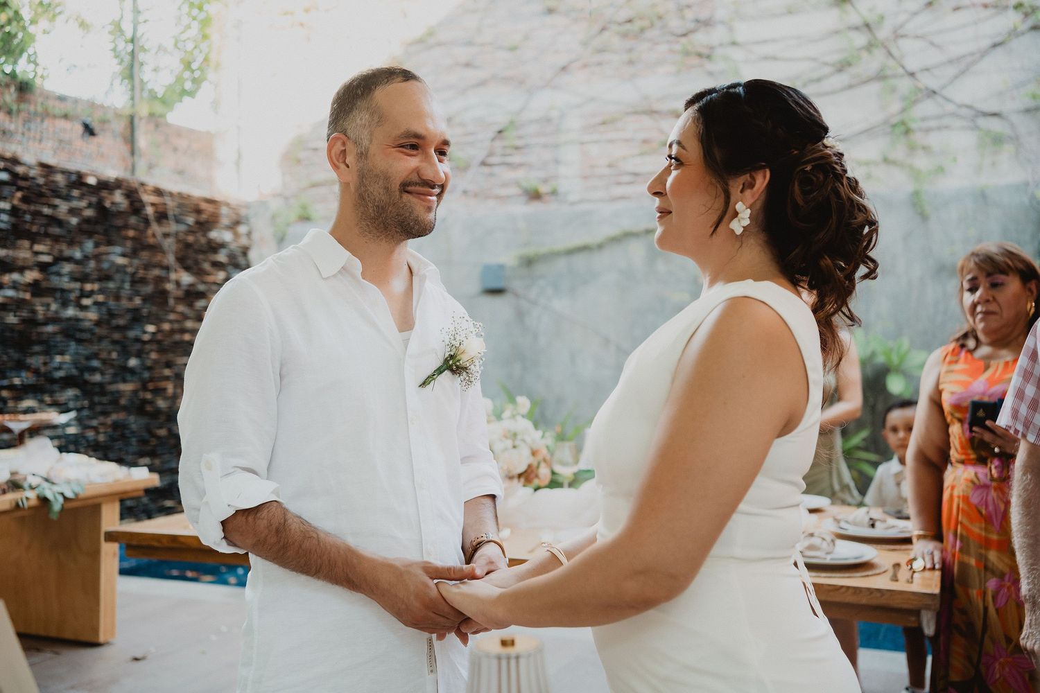 Los novios intercambian sus votos durante una ceremonia íntima en Mazatlán.