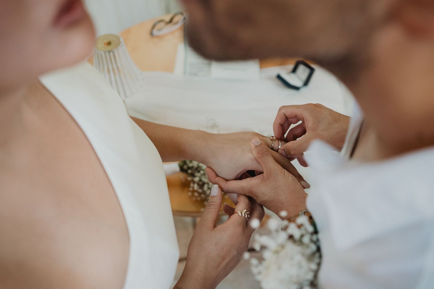 Intercambio de anillos durante una boda íntima celebrada en Mazatlán.