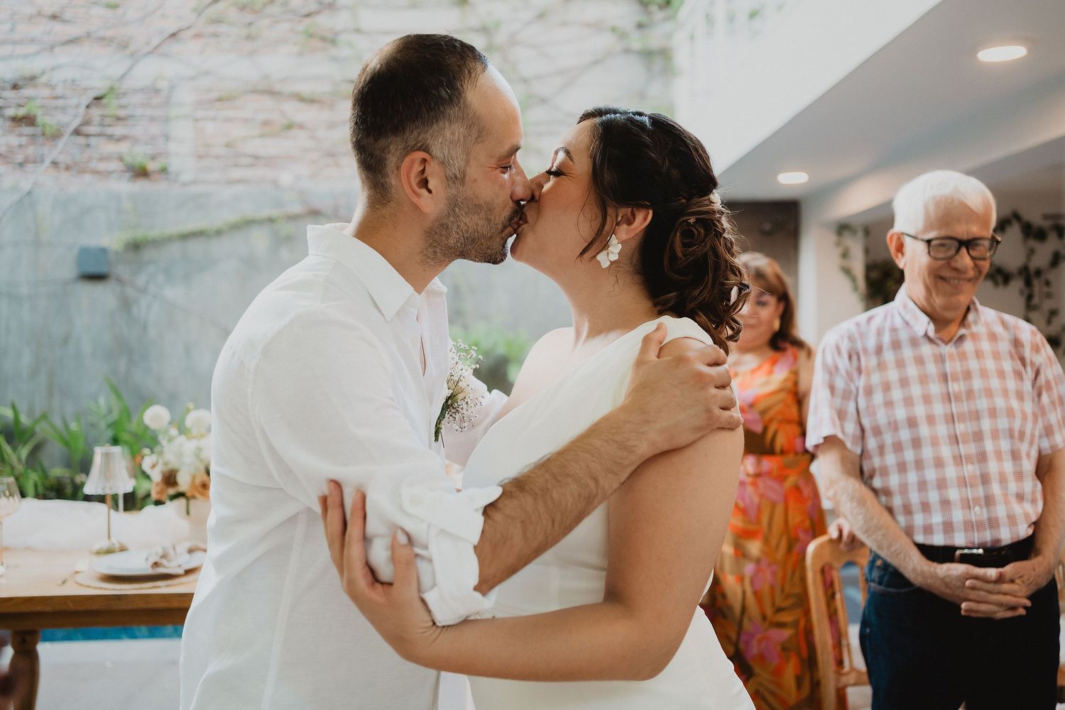 Primer beso de los novios tras la ceremonia de su boda íntima en Mazatlán.