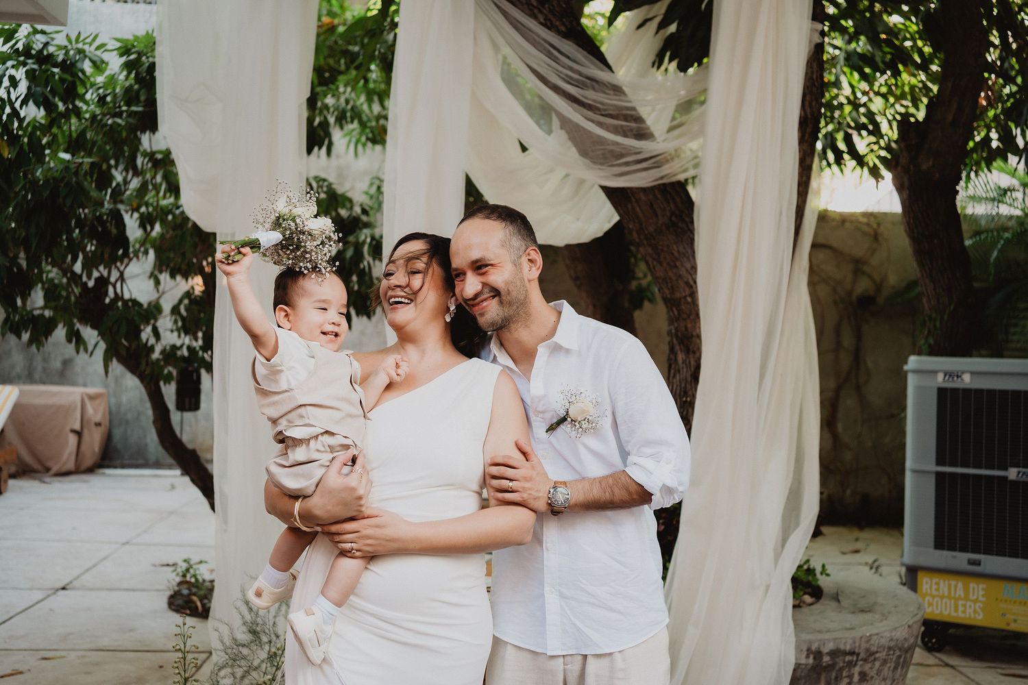 Los recién casados celebran junto a su hijo durante su boda íntima en Mazatlán.