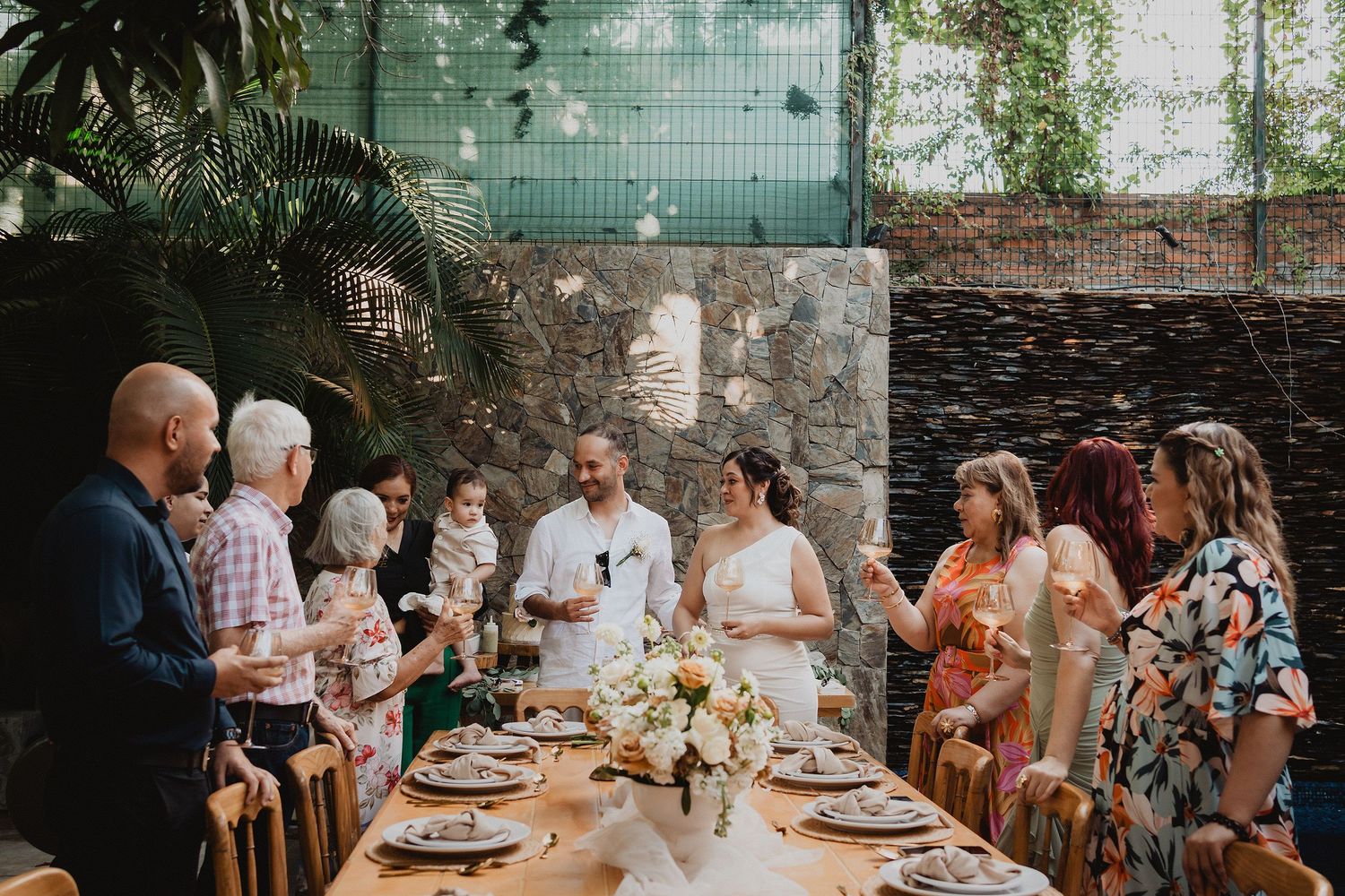 Brindis con familiares y amigos durante una boda íntima en Mazatlán.