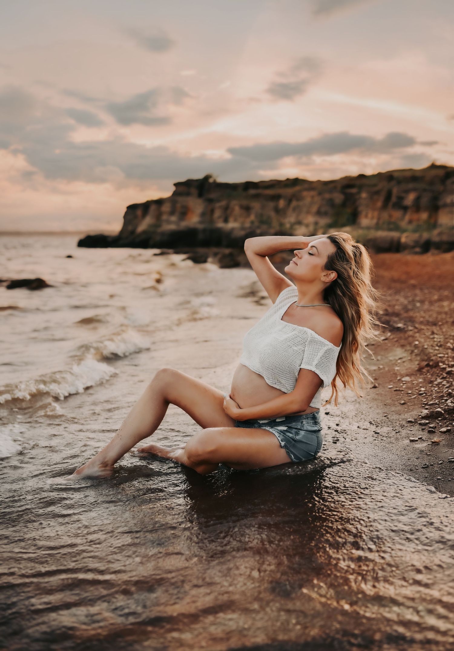 Romantic maternity photography with lake reflections