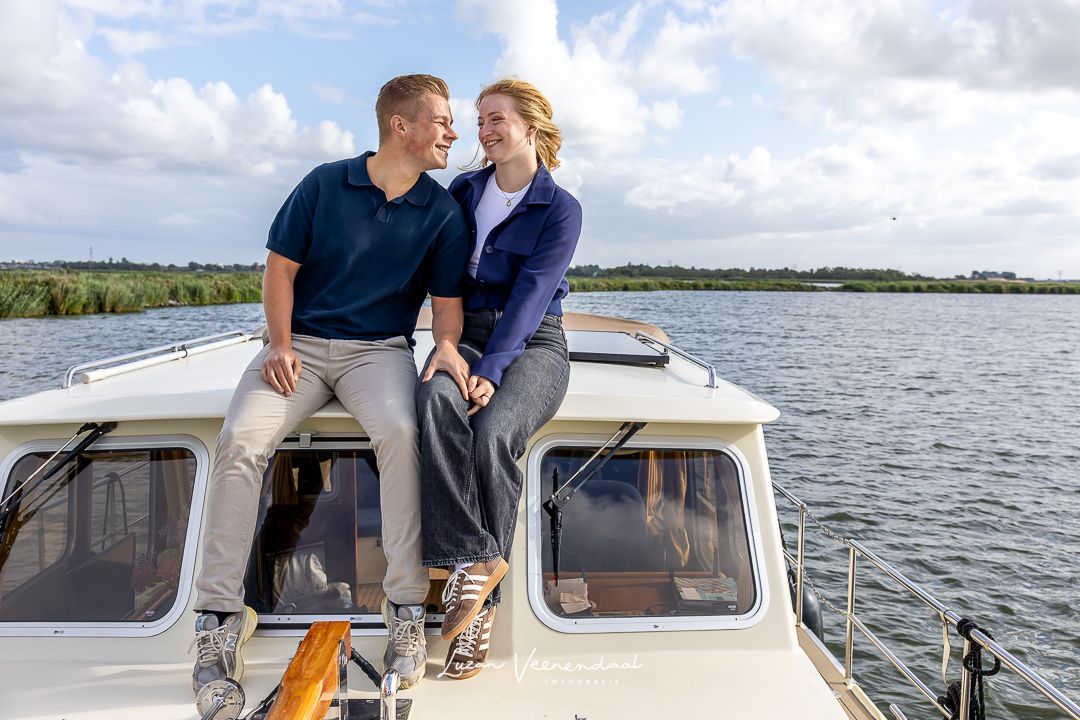 Spontaan lachmoment tijdens de familieshoot op het Uitgeestermeer