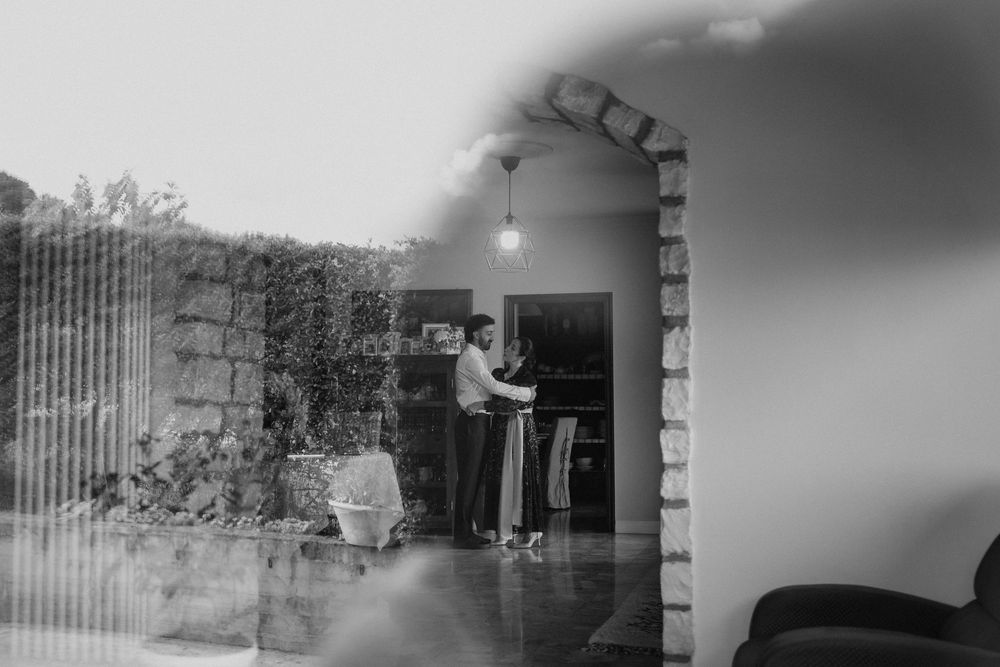 Lorenzo si prepara, fotografato attraverso i riflessi della finestra in bianco e nero.