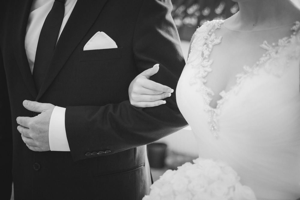 Brudepar arm i arm, detalje i sort/hvid – bryllupsfoto af Martin & Louise