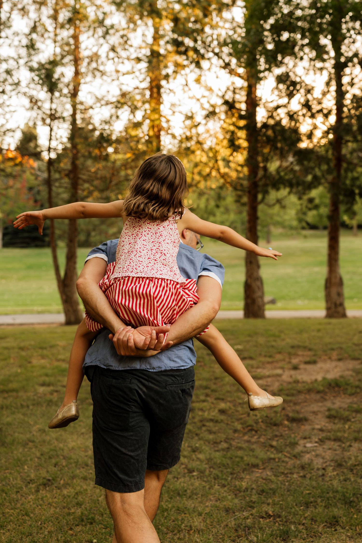 Dad carrying his daughter during family photos