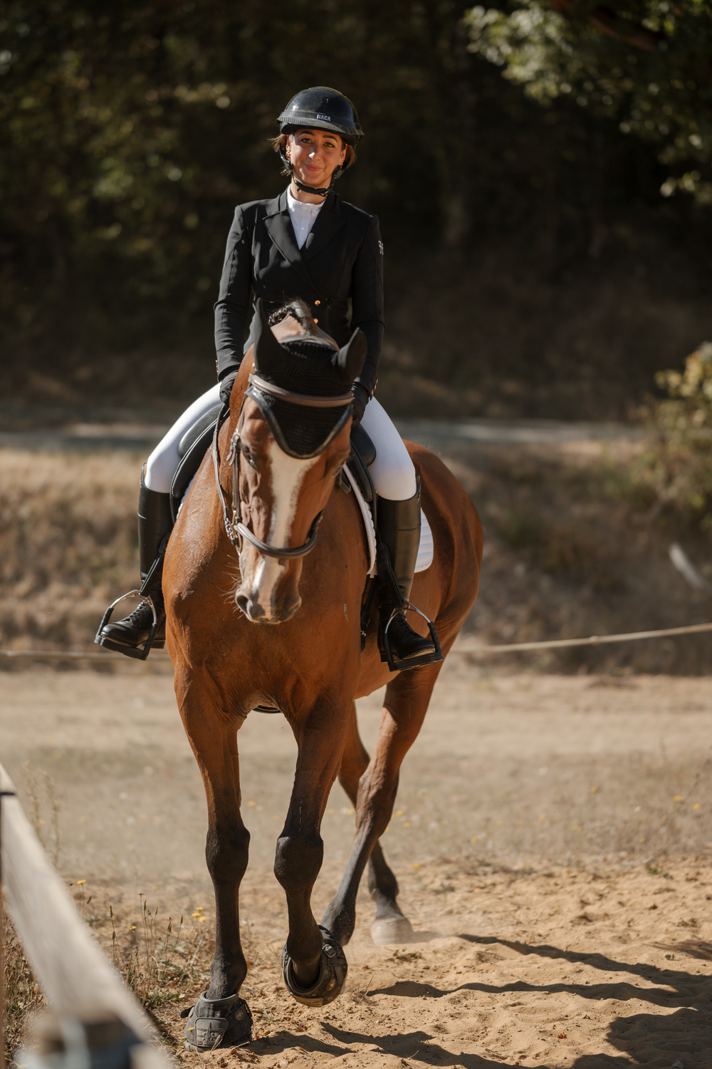 Photo couple cavalier cheval en concours