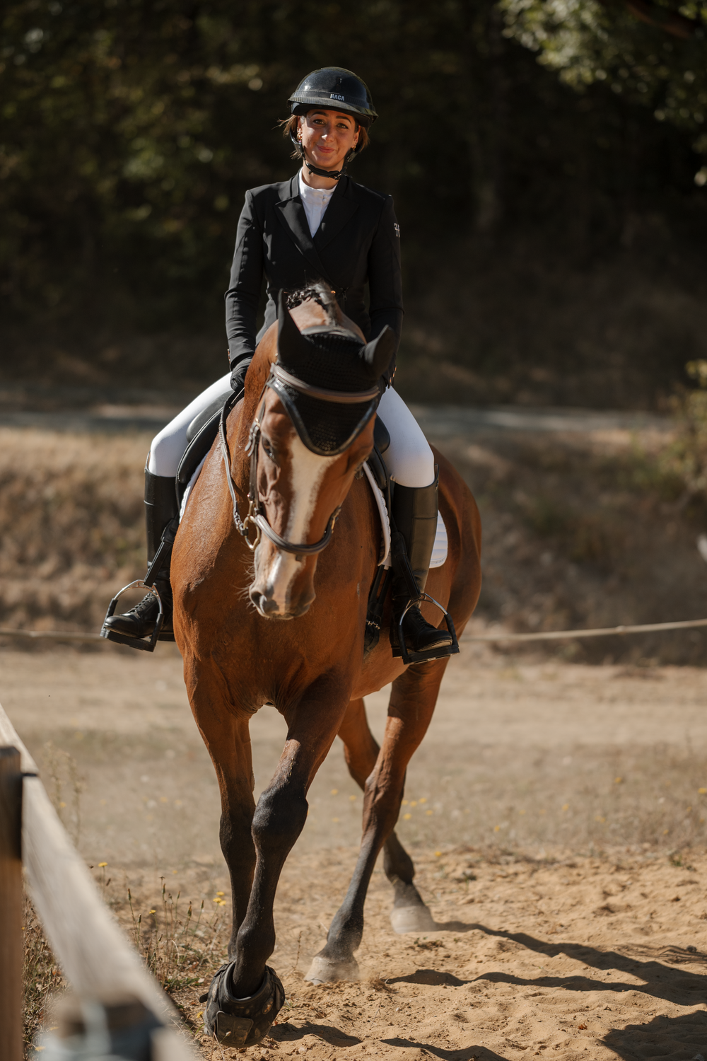Photo couple cavalier cheval en concours