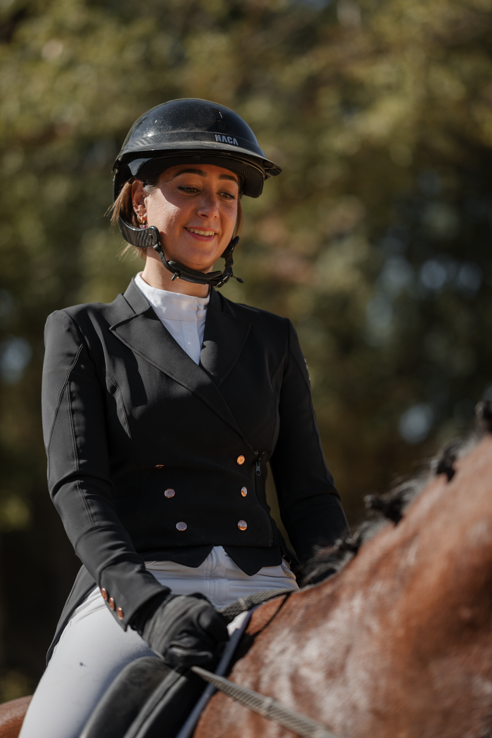 Photo couple cavalier cheval en concours