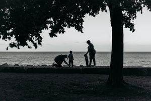 A silhouette photo of a family of 4 at the Chicago waterfront