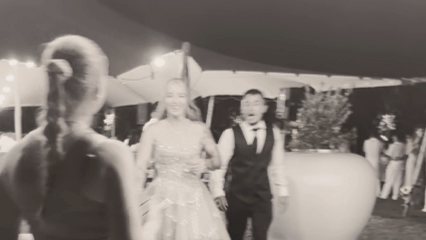 Les mariés contents de leur album polaroid reçu le soir même de leur mariage en Suisse.