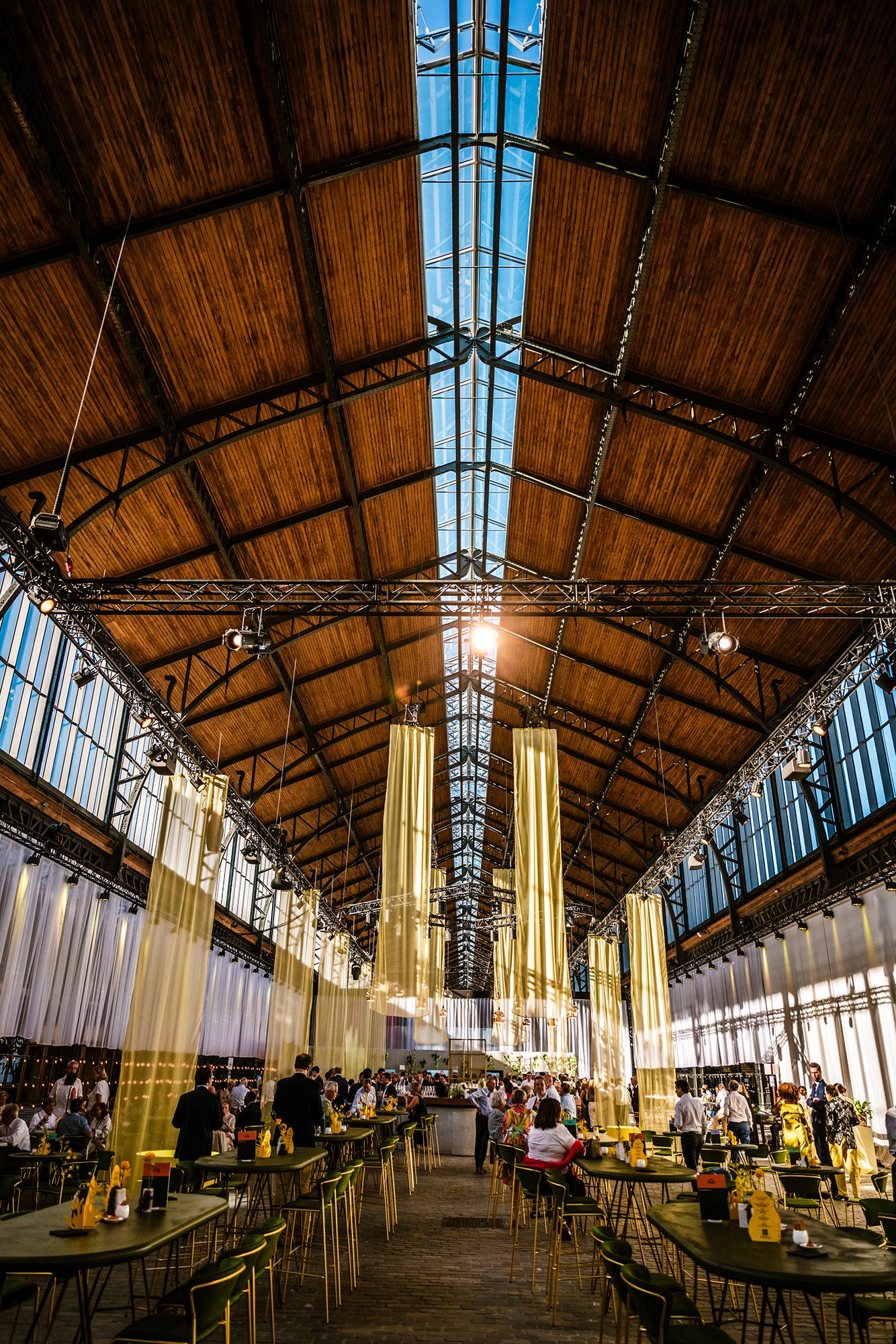 Bedrijfsevent met gasten in de sfeervol aangeklede Gare Maritime in Brussel