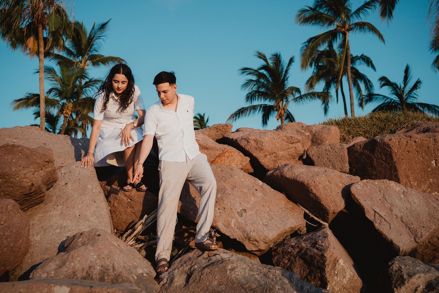 Retrato de pareja entre palmeras durante el atardecer en Mazatlán.