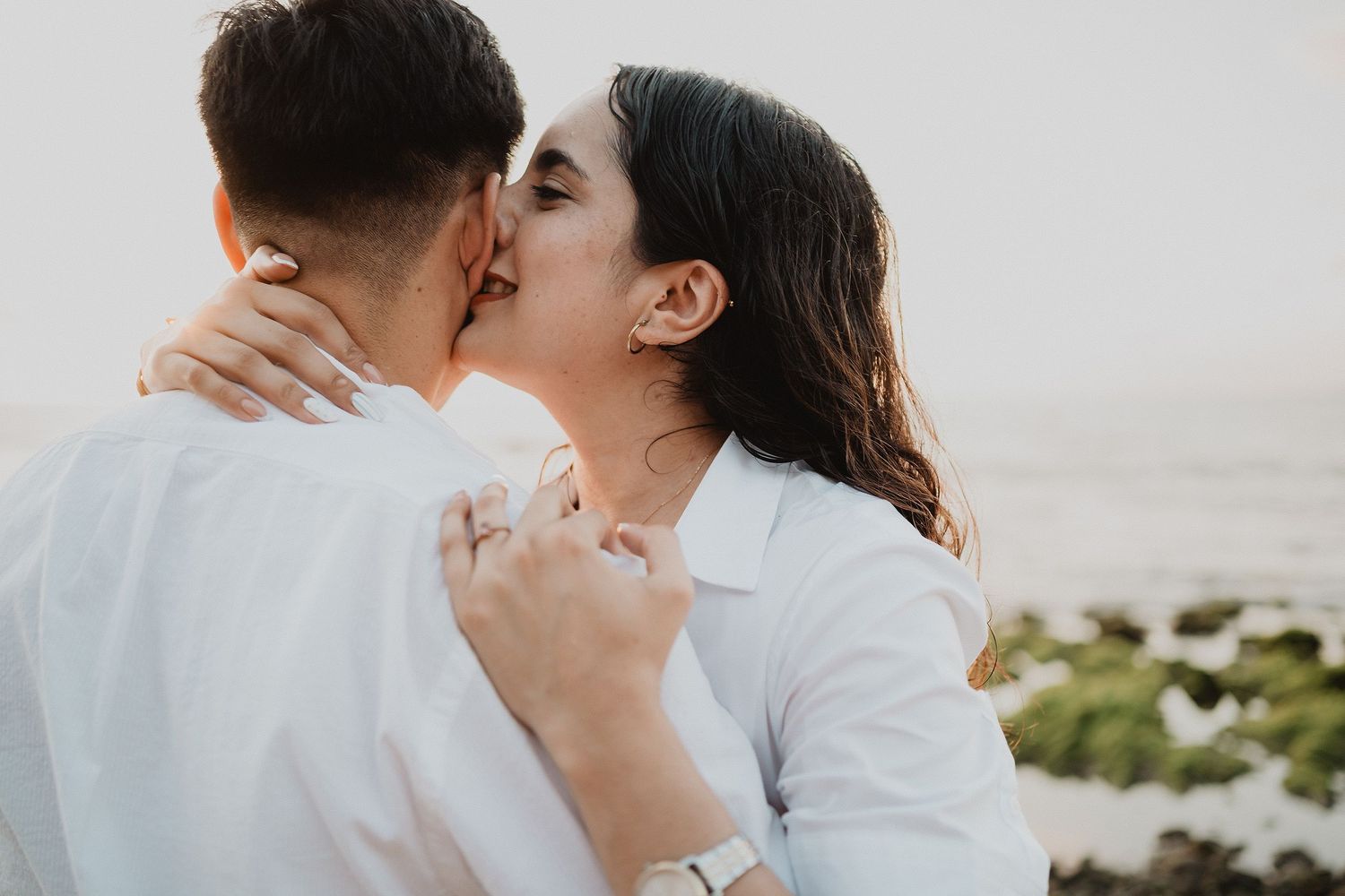 Retrato de pareja frente al mar por Mazatlan couples photographer.