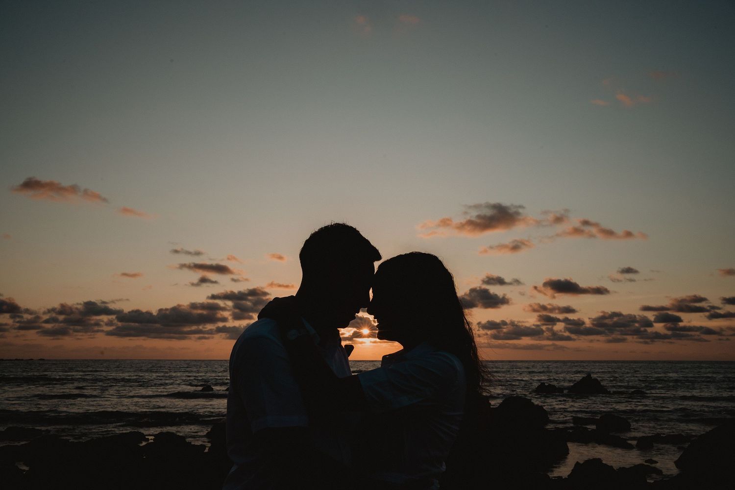Retrato de pareja frente al mar por Mazatlan couples photographer.
