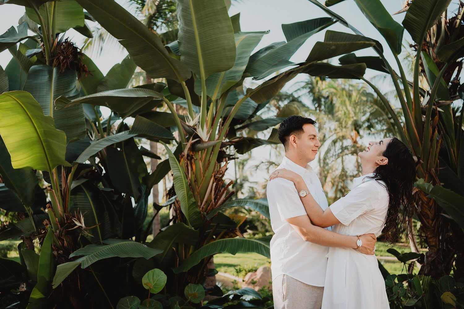 Sesión de pareja en Mazatlán entre palmeras y vista al mar.
