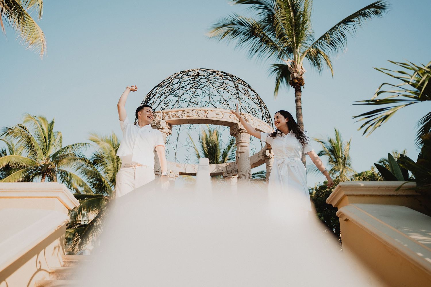 Fotografía espontánea de pareja entre palmeras en Mazatlán.