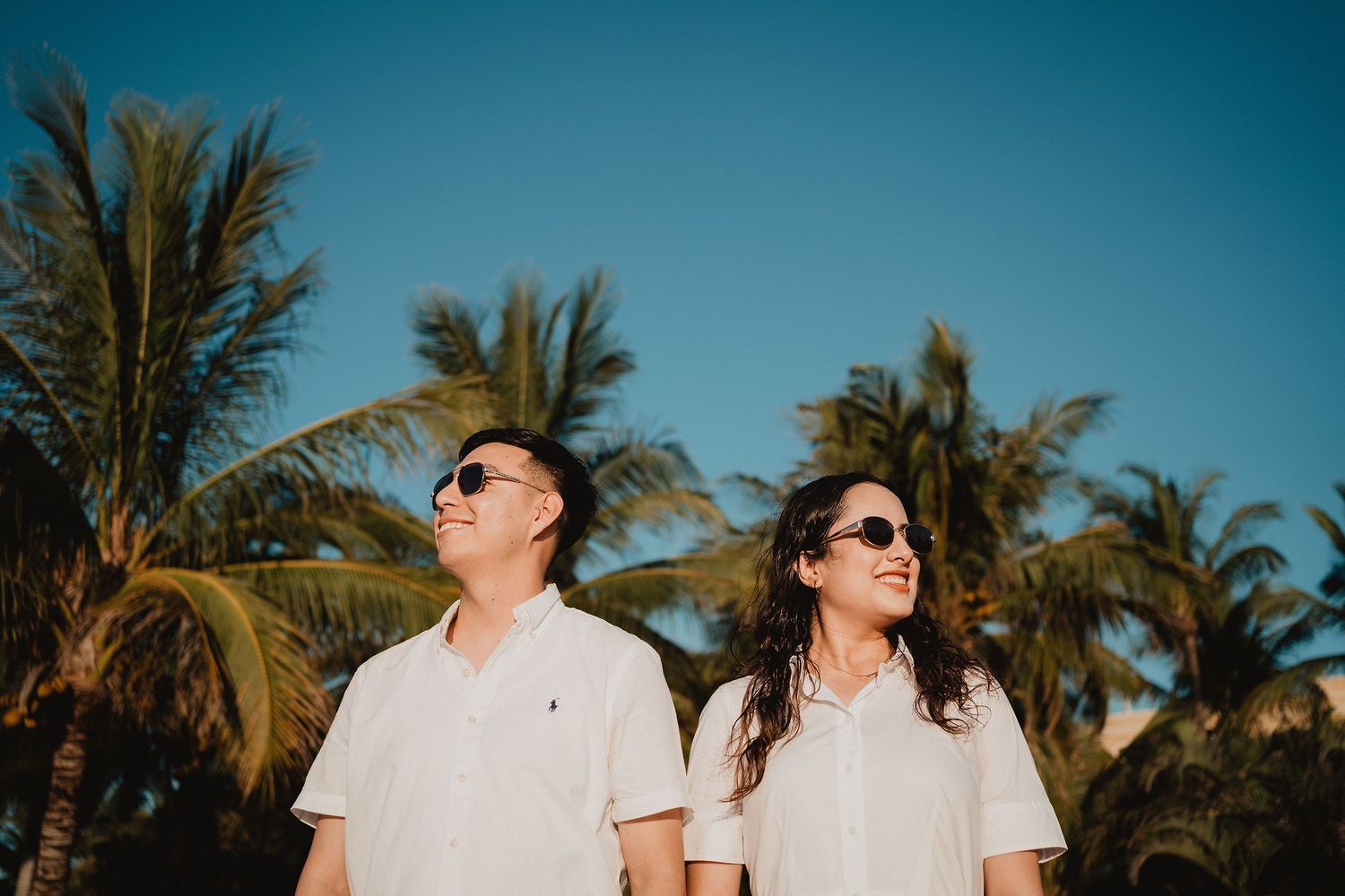 Sesión de pareja rodeada de vegetación tropical en Mazatlán.