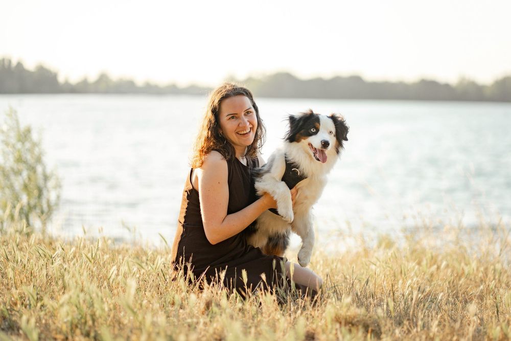 Chien partageant un moment de complicité avec son humain