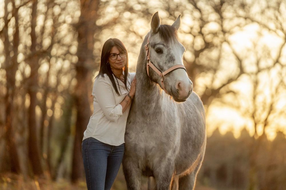 Cavalière et son cheval en pleine nature dans le Médoc