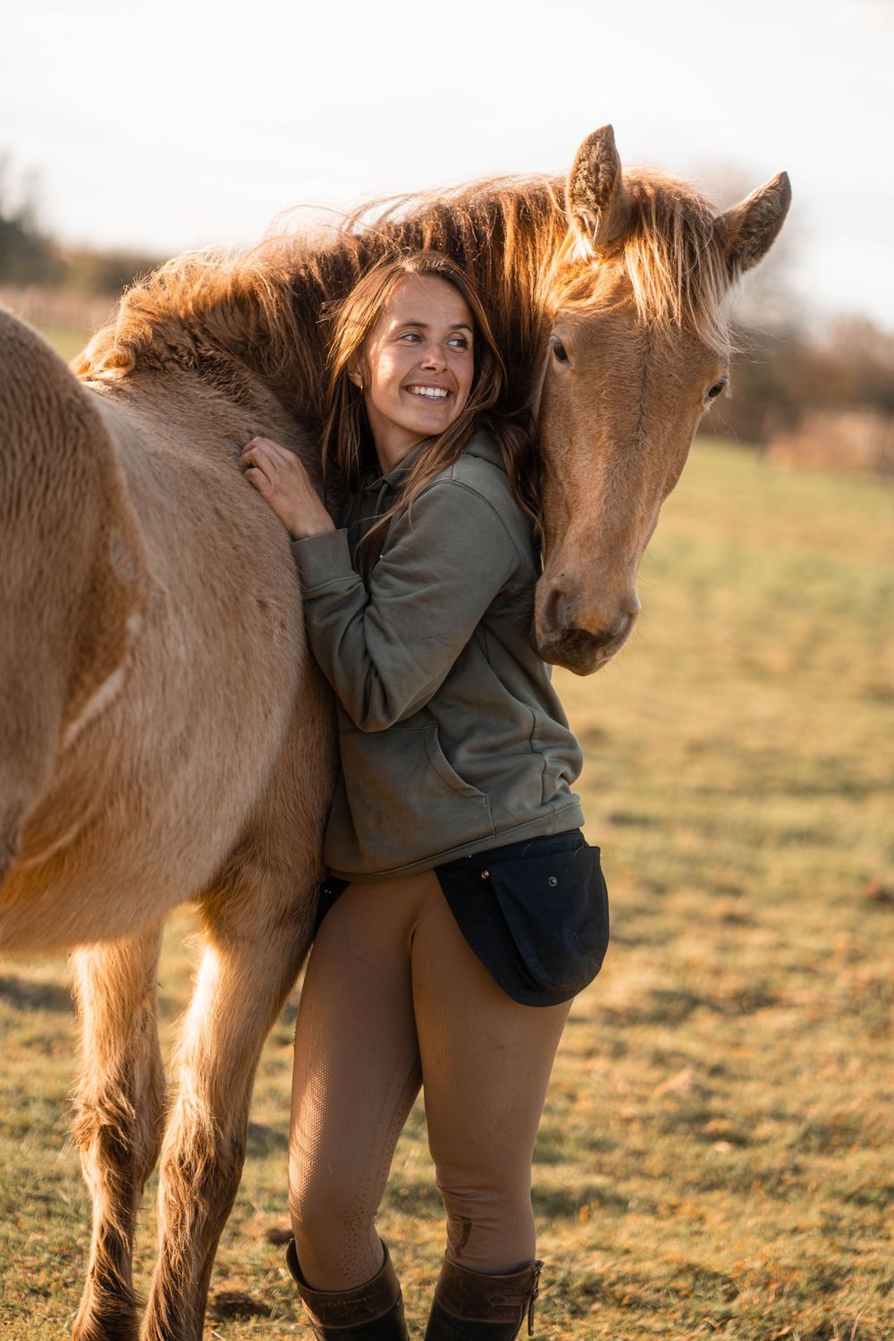 Cavalière partageant un moment de complicité avec son cheval