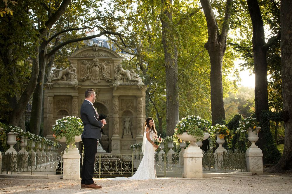 Fountain of Medicis in Paris with a beatiful couple posing for the perfect morning wedding photo, Julien Photographer