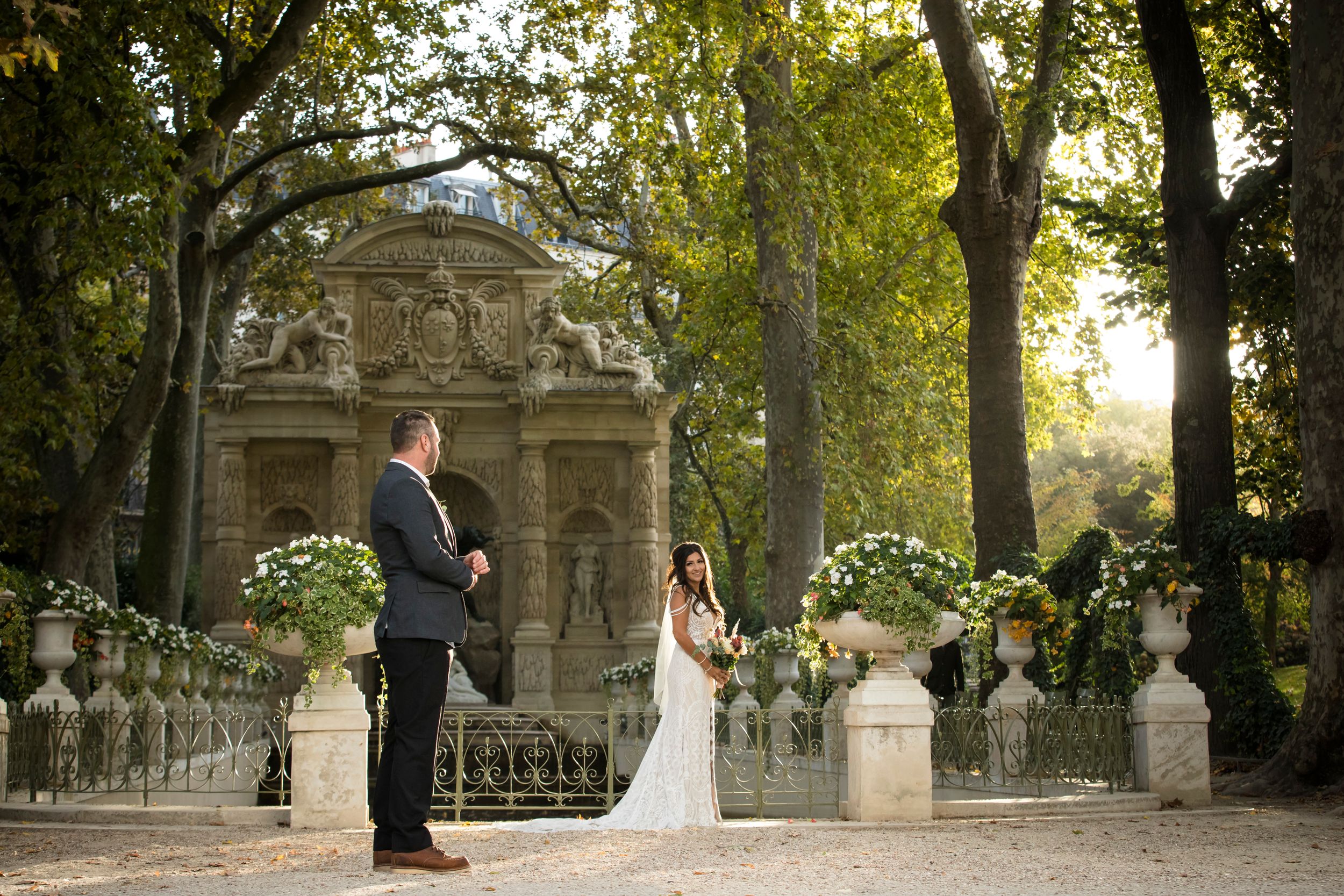 Fountain of Medicis in Paris with a beatiful couple posing for the perfect morning wedding photo, Julien Photographer