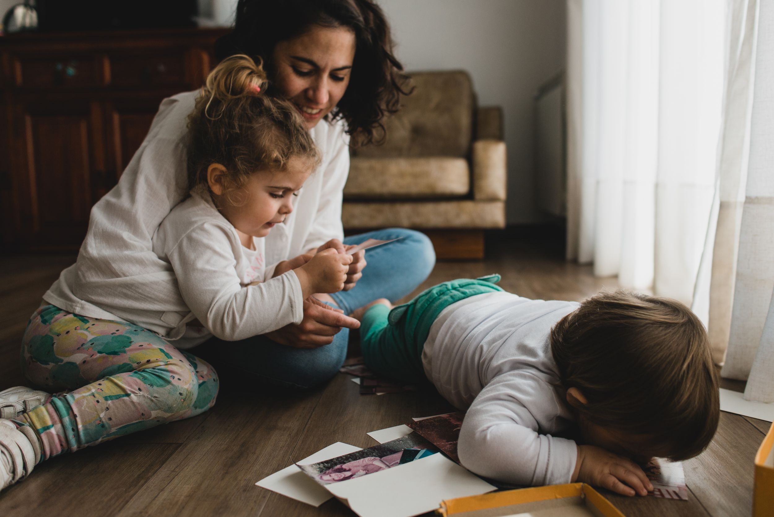 Vale Otero Fotografía mirando fotos de su infancia junto a sus hijos