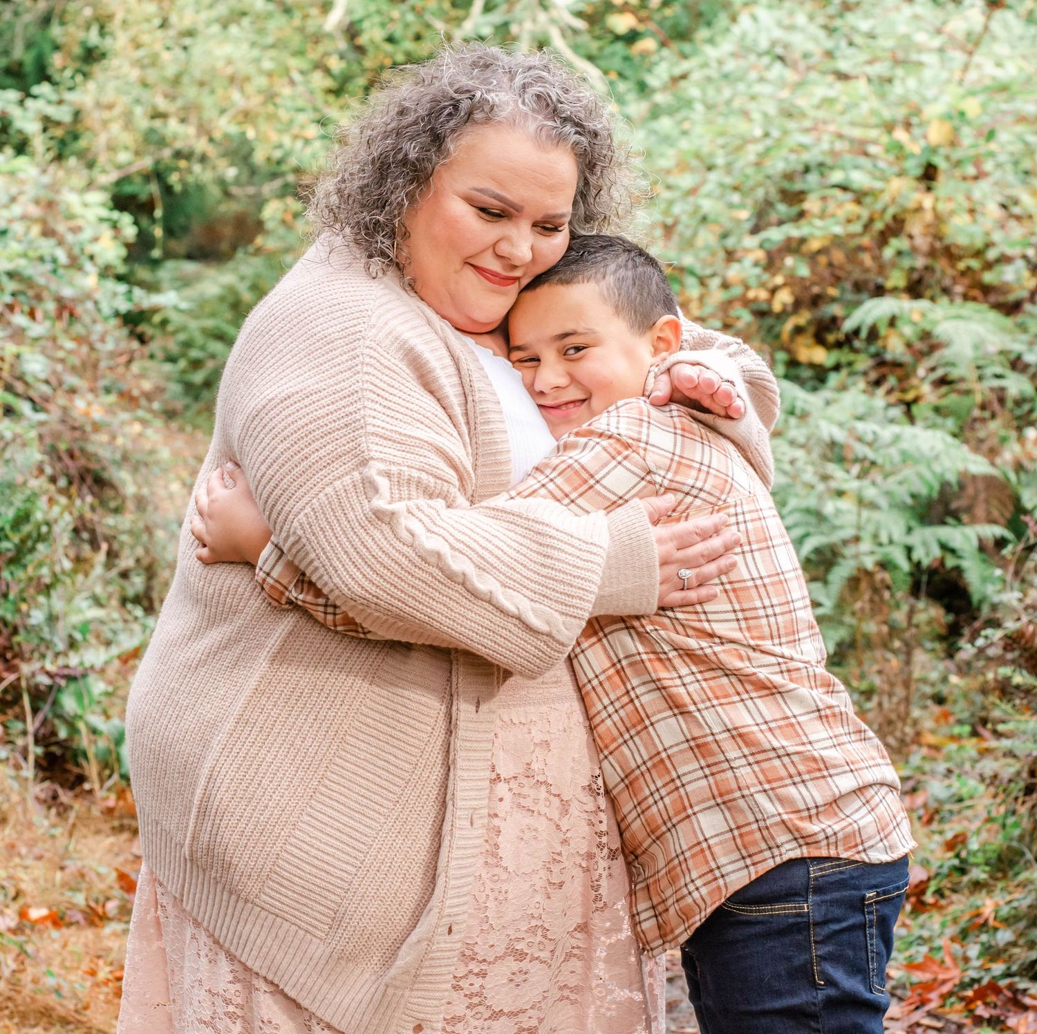 Tender autumn family photo shoot showing warm embraces amid fall foliage.