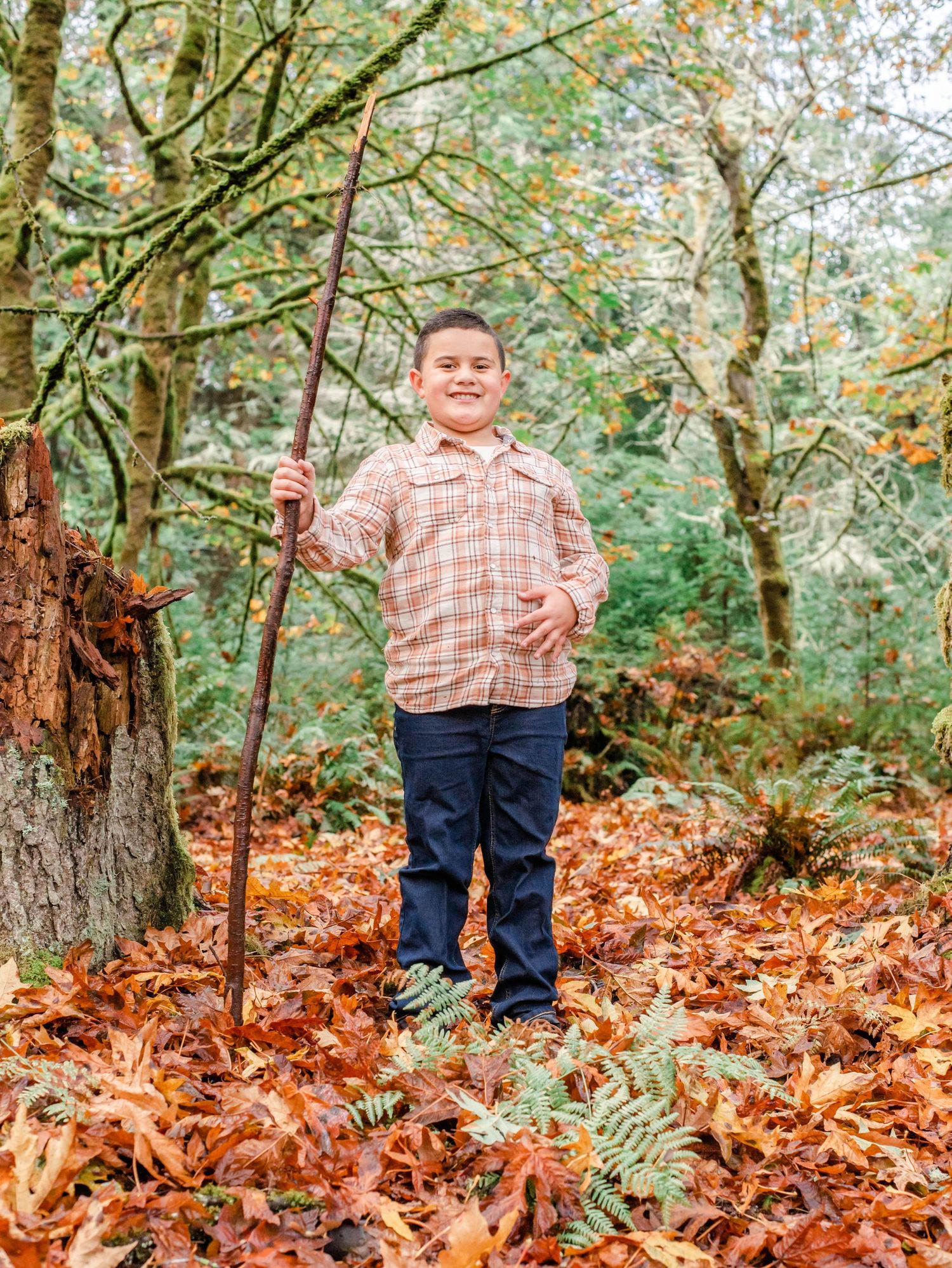 Fall photography session featuring casual attire and natural woodland backdrop.
