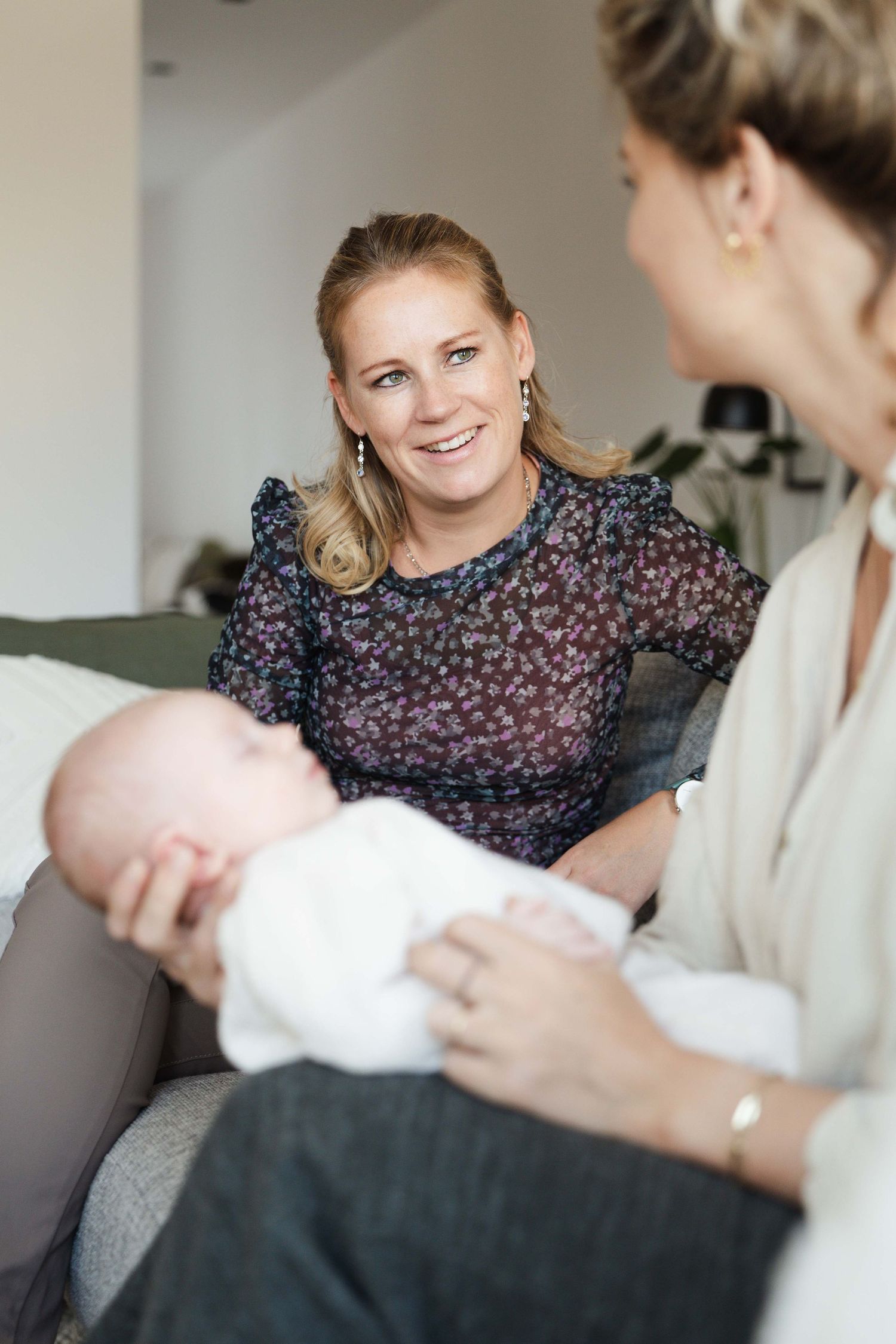 Portret vrouw. Branding fotografie. Zakelijke fotografie. Verloskundige zorg. Zwangerschap. Bevalling. Kraambed.