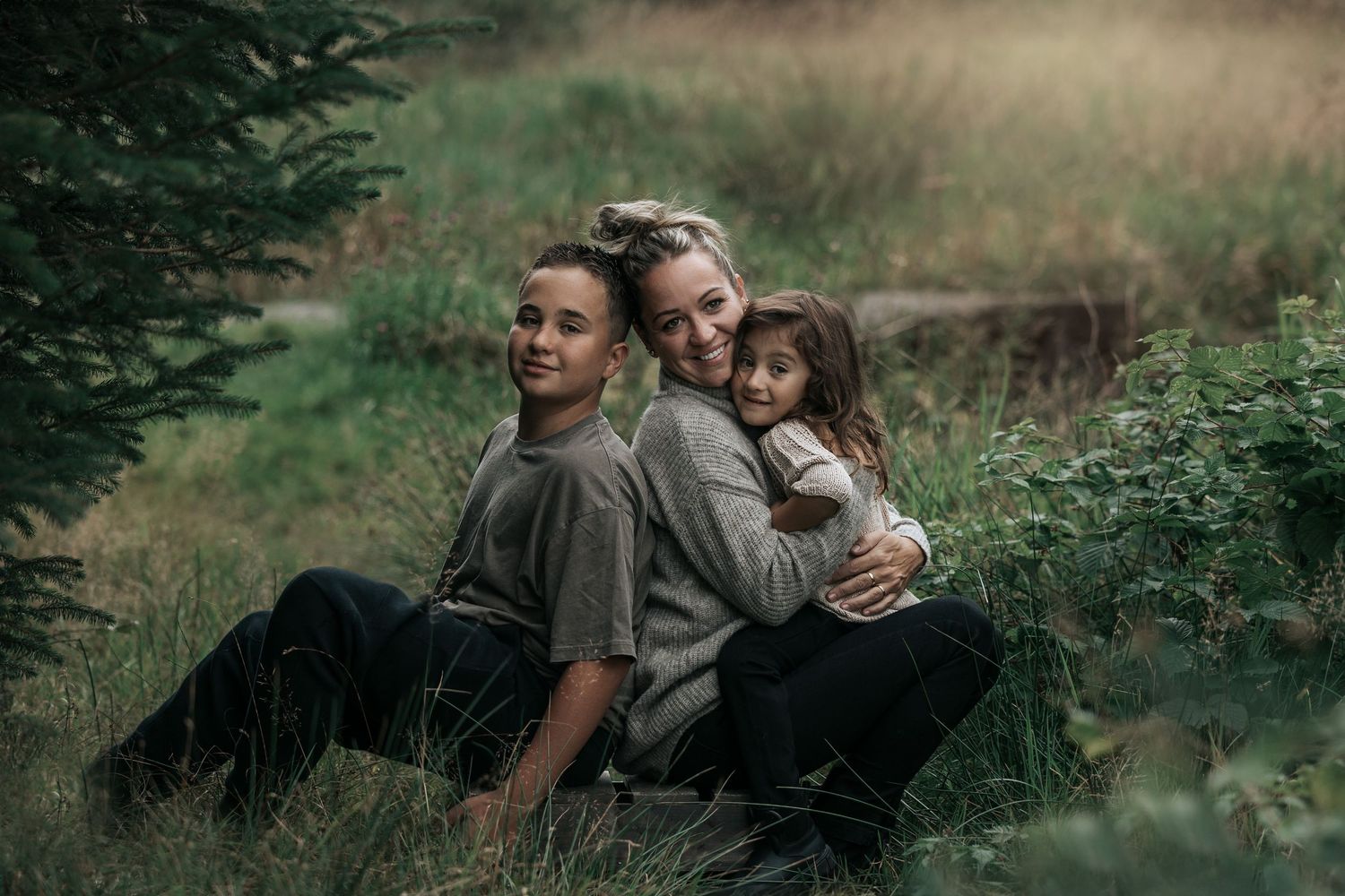 familiefotograf Karmøy, familiefotograf Haugalandet, familie bilder tatt ved Stangaland barneskole av fotograf irene tveit i høst