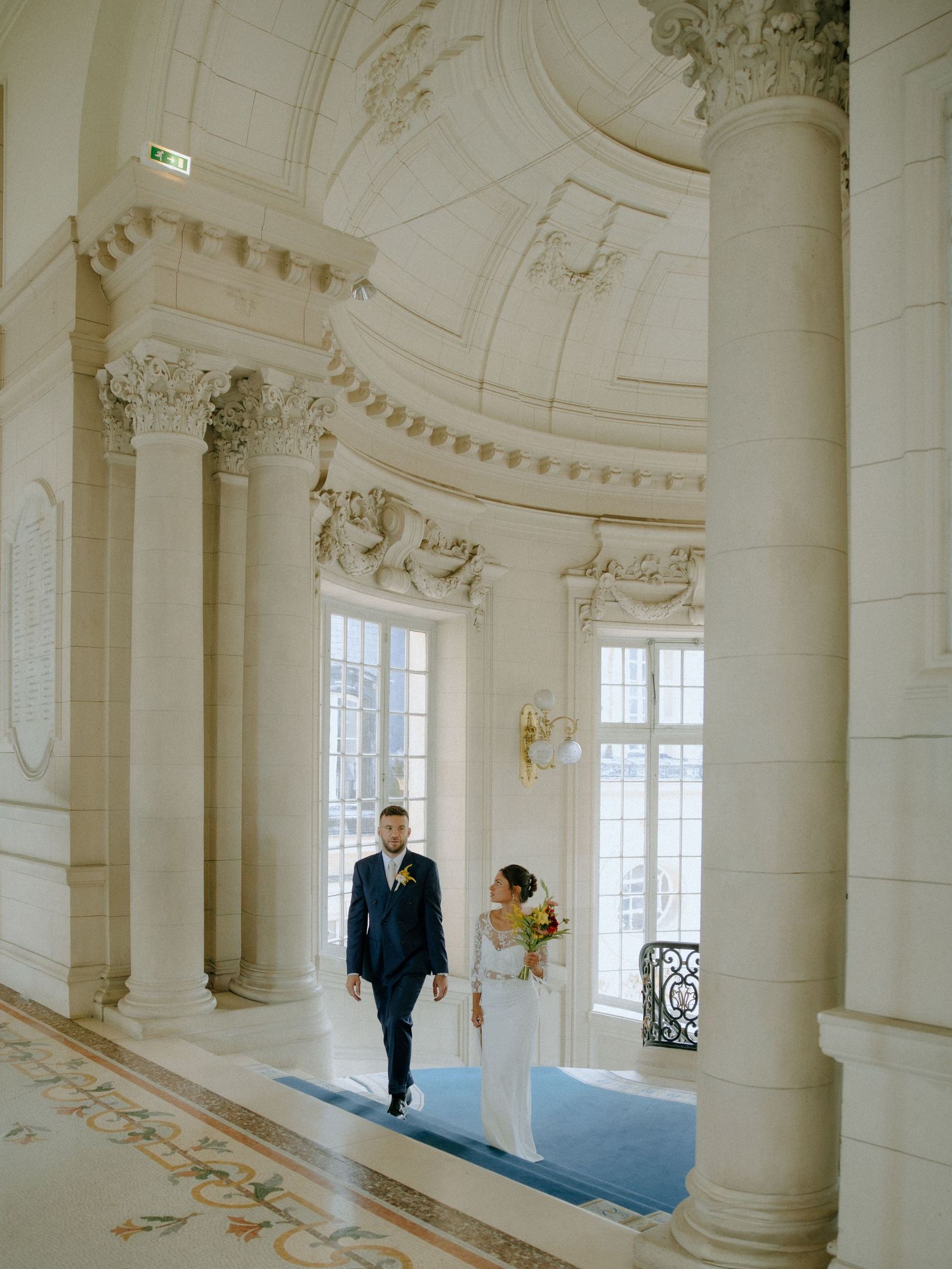 Découvrez le mariage unique de Lucile & Paul à l'Église Saint-Sulpice-de-Favières, capturé avec élégance par Julie Fox Photography