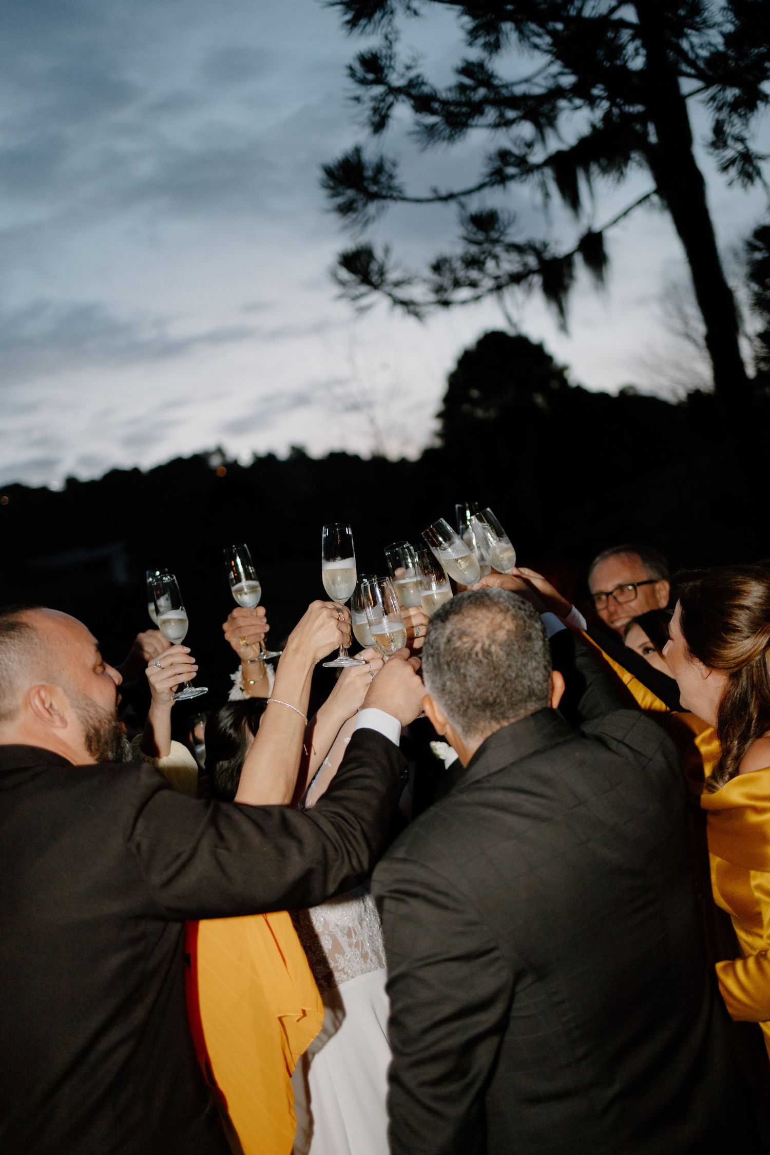 Casamento no campo no pôr do sol na serra