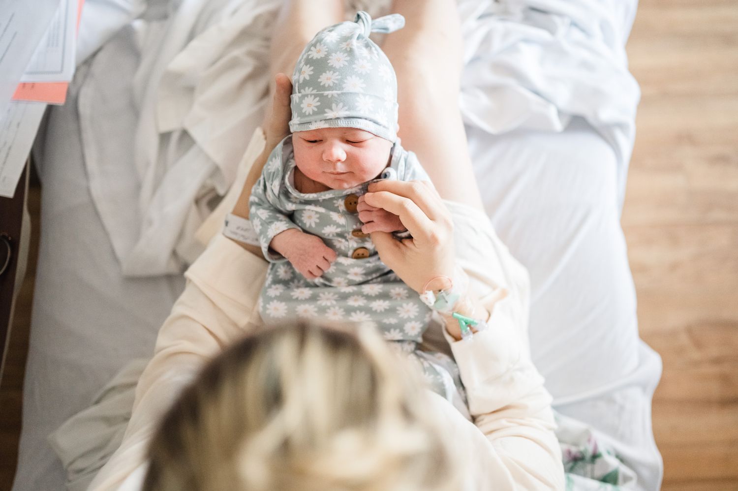 mom-holding-baby-on-hospital-bed