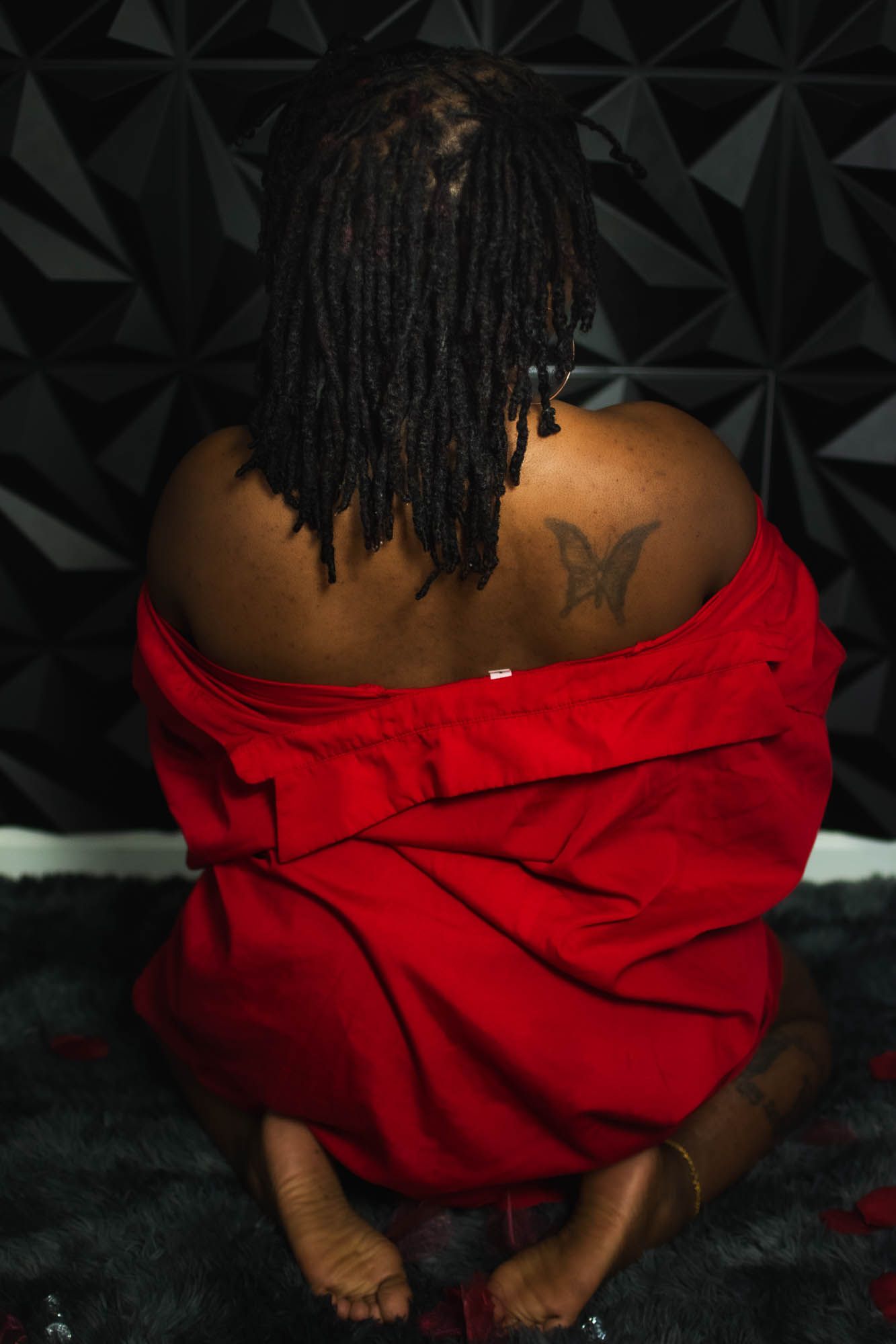 Poses that hide the tummy. Confident sensual boudoir photography session, valentine day photoshoots