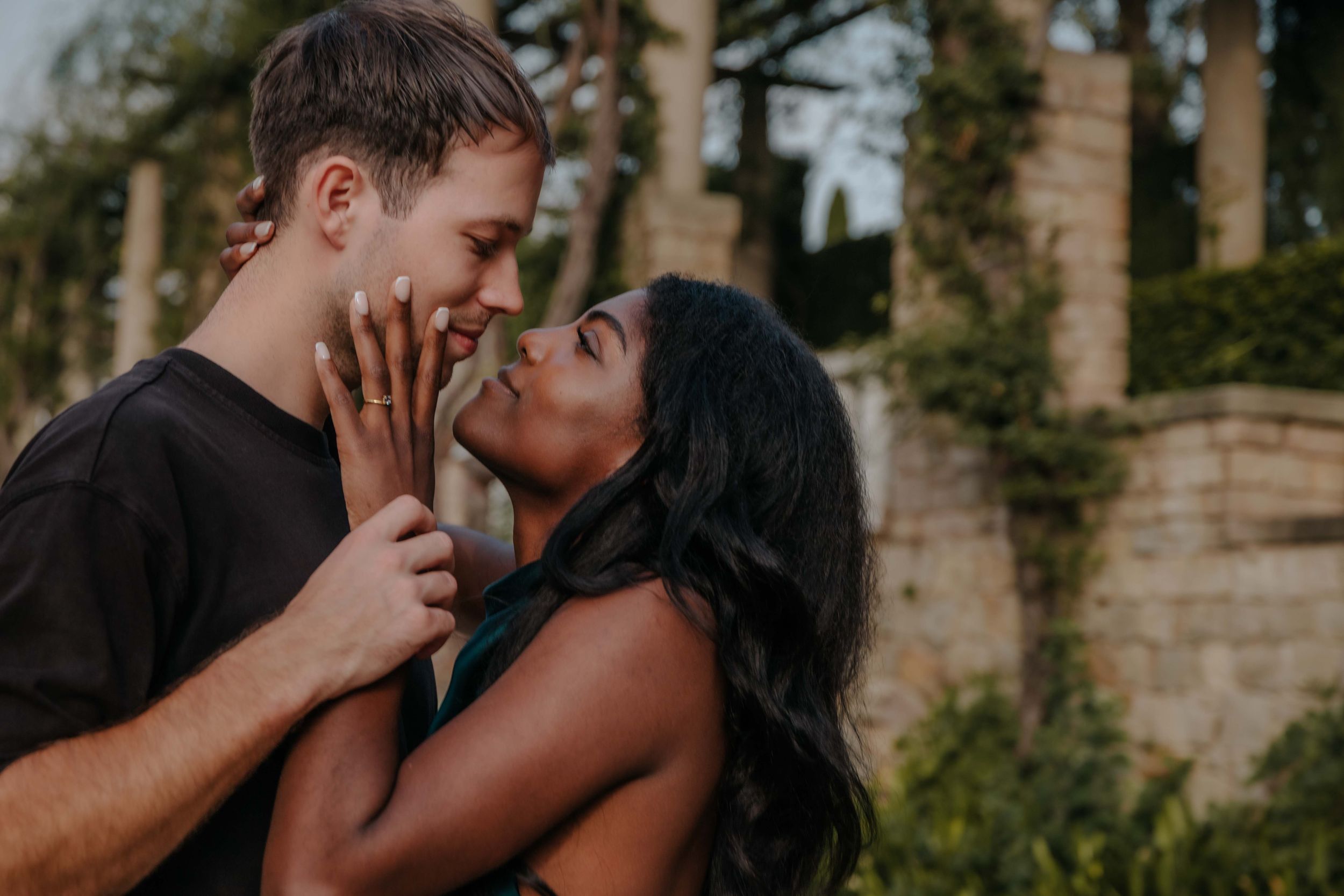 Romantic couple photoshoot at Teatre Grec amphitheater in Barcelona