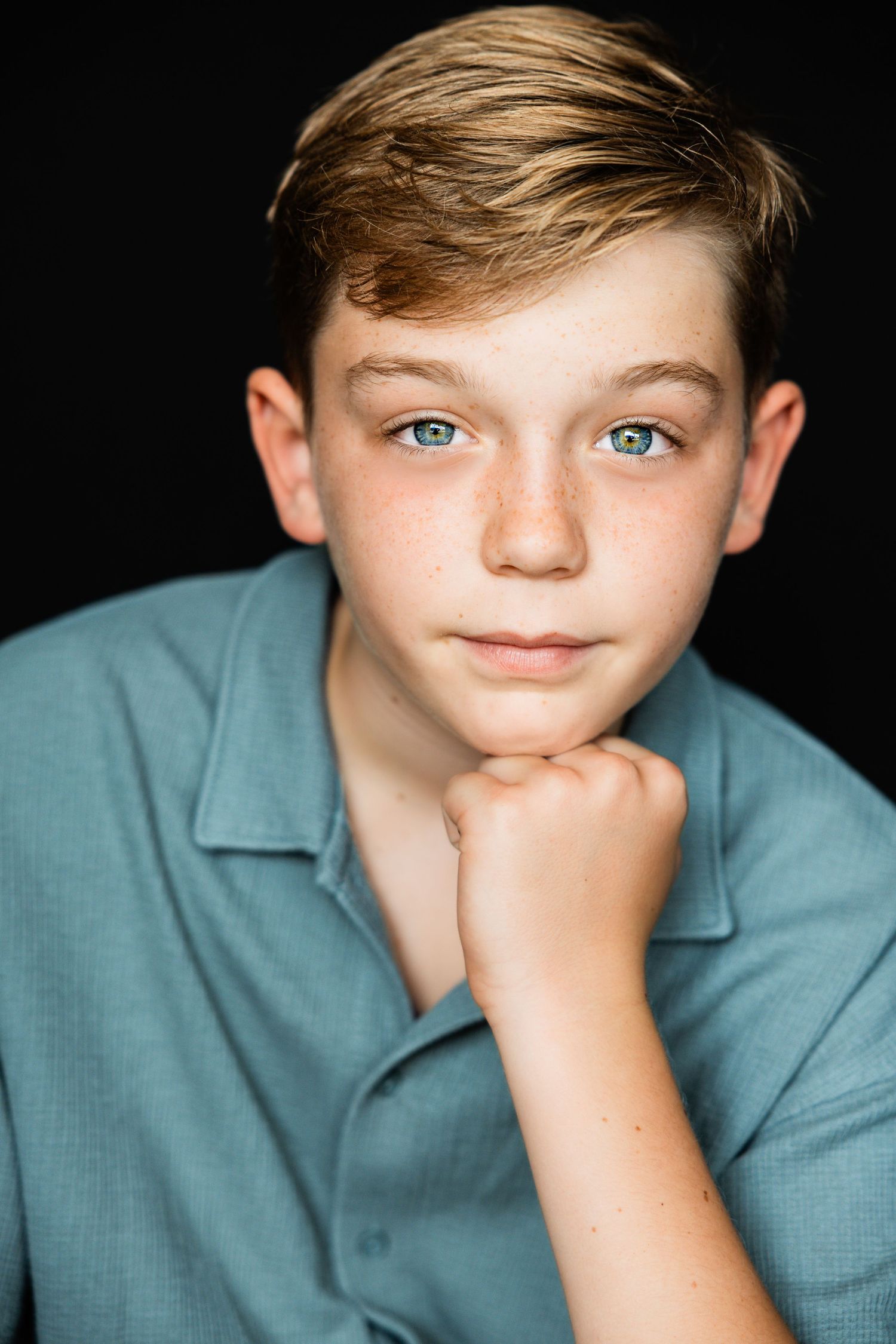 Stijlvolle portretshoot buiten, met focus op persoonlijkheid en eenvoud.