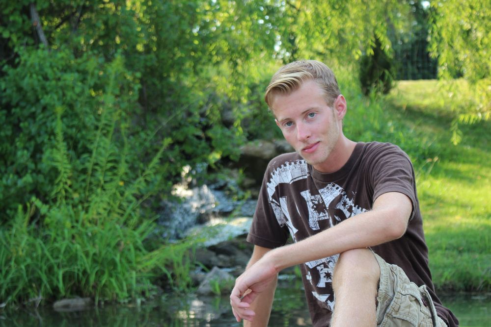 Senior picture photographed by Rhonda Kay Photography.