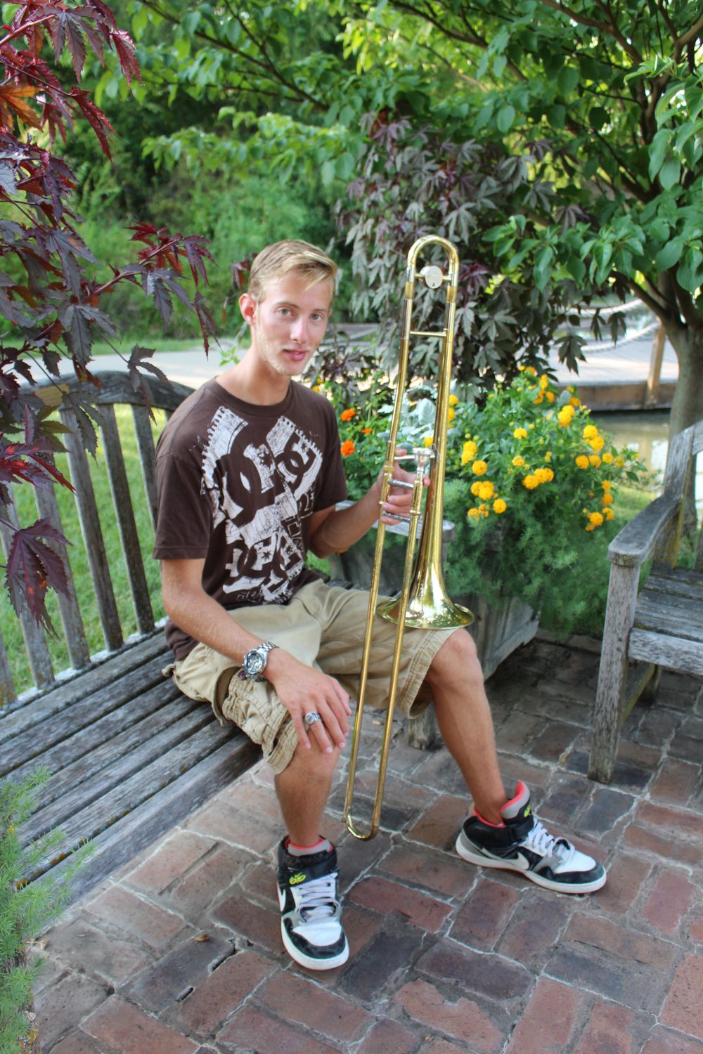 Senior picture photographed by Rhonda Kay Photography.