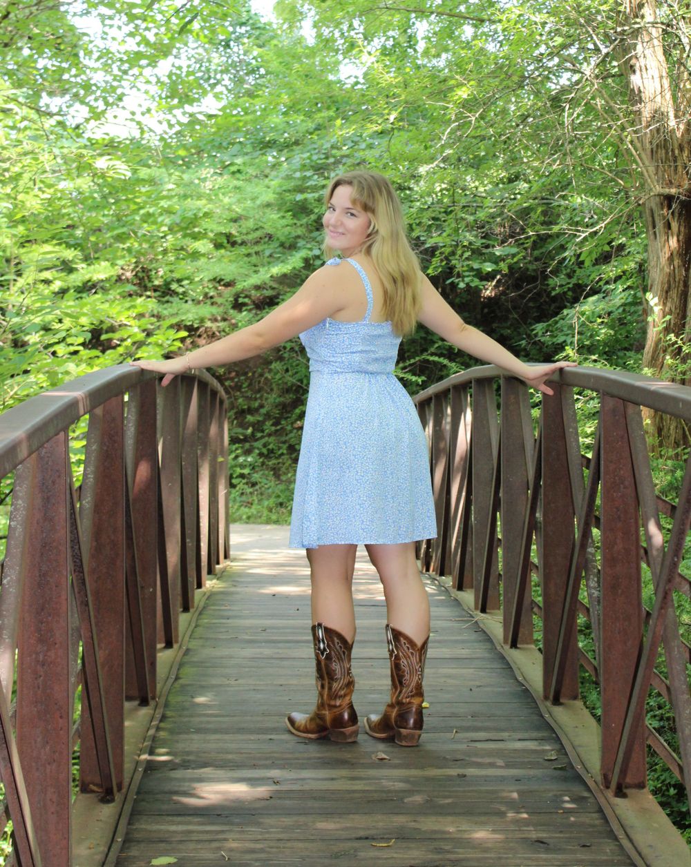 Senior picture photographed by Rhonda Kay Photography.