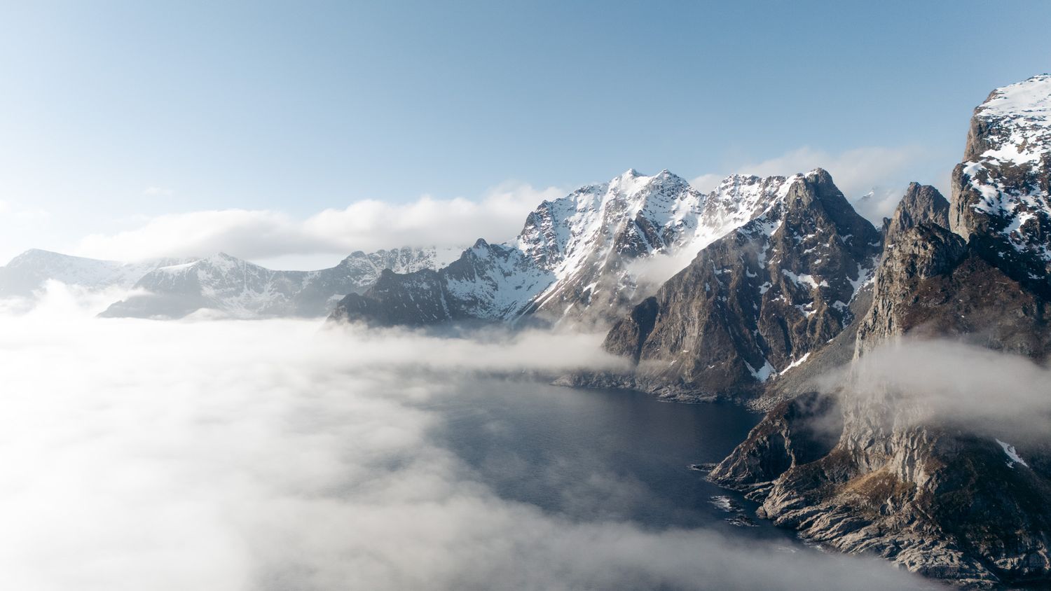 montagnes enneignées Å lofoten norvège hiver